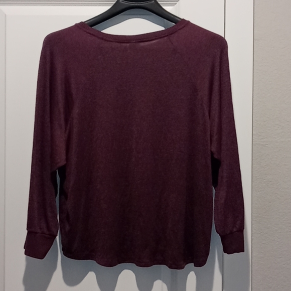 Secret Treasures sleep wear top - Picture 2 of 6